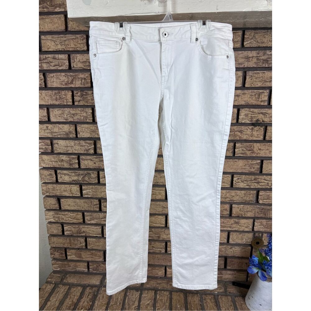Liz Claiborne Size 14 White Denim Classic Fit Straight Jeans‎ Cotton/Spandex